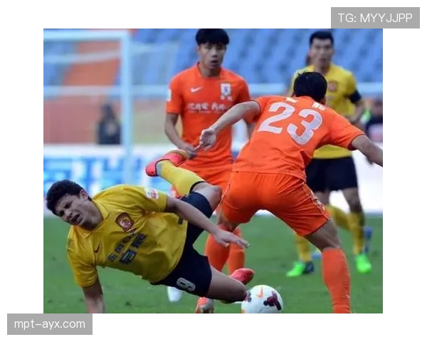 法比尼奥表现抢眼，强势防守助球队筑牢防线